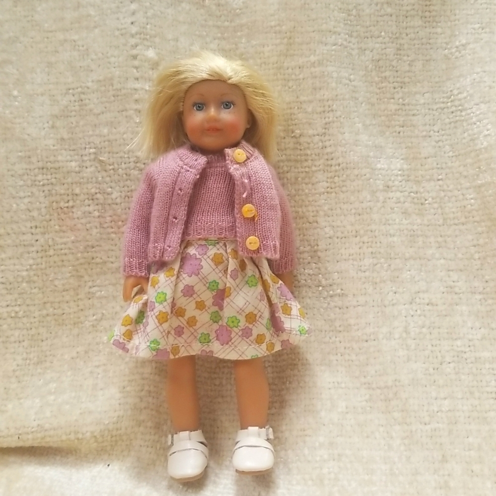 Mini Kit Doll - Picture 2 of 4